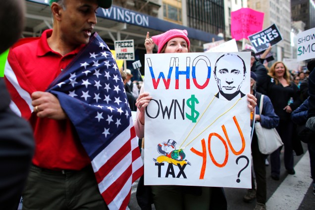 Manifestante protesta contra decisão de Donald Trump de esconder seus registros de impostos, durante ato realizado em Nova York