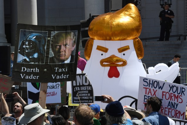 Manifestante protesta contra decisão de Donald Trump de esconder seus registros de impostos, durante ato realizado em Los Angeles, Califórnia