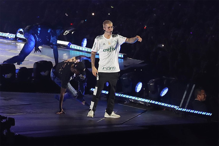 Vestido com camisa do Palmeiras, Justin Bieber faz show na arena