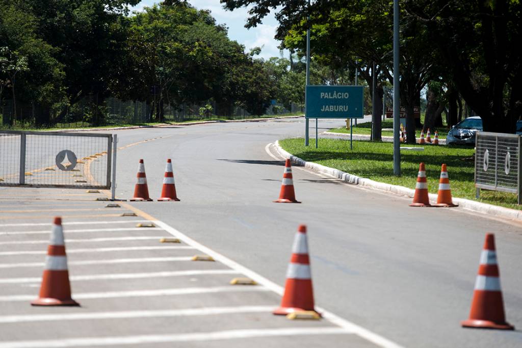 Mulher aparentemente bêbada bate carro na cerca da residência de Alckmin