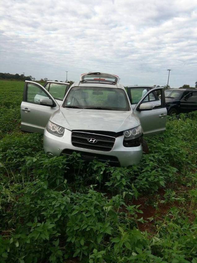 SUV apreendida pela polícia durante fuga de criminosos após assalto no Paraguai SUV apreendida pela polícia durante fuga de criminosos após assalto no Paraguai
