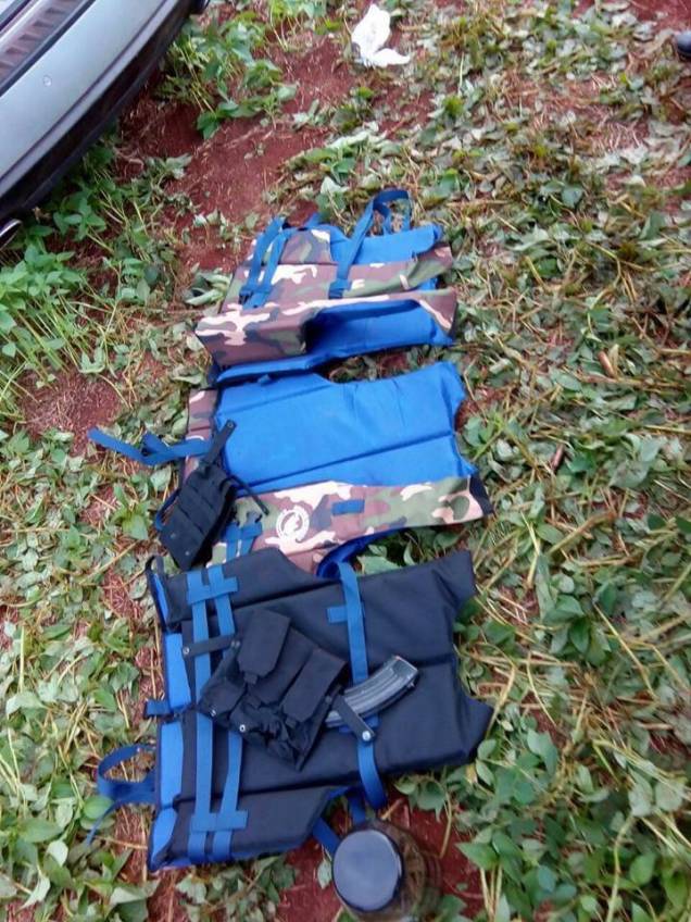 Coletes e cartuchos de fuzil apreendidos pela polícia Coletes e cartuchos de fuzil apreendidos pela polícia