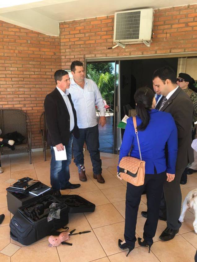 Brasileiro Wellington Thiago de Miranda Rossini (ao fundo) detido por suspeita de participação no assalto à Prosegur no Paraguai