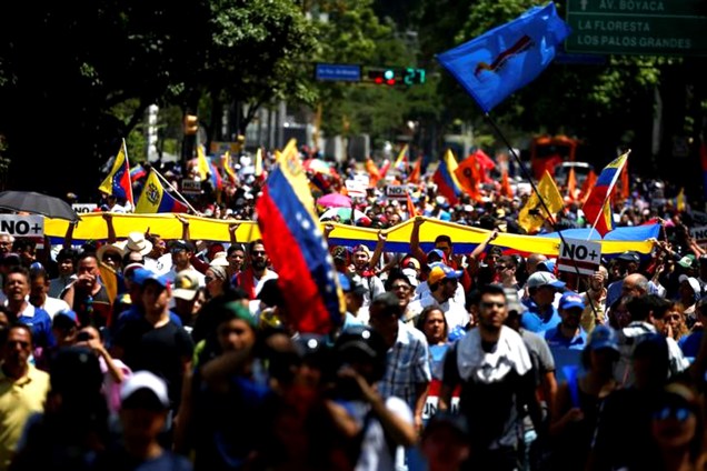 Manifestação contra o governo de Nicolás Maduro nas ruas de Caracas, Venezuela - 06/04/2017
