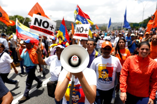 Manifestante usa megafone durante protesto em Caracas, Venezuela, contra o governo de Nicolás Maduro - 06/04/2017