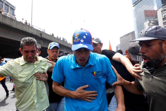 Henrique Capriles, líder da oposição, sente mal-estar devido ao gás lacrimogêneo usado pela polícia durante os protestos contra Nicolás Maduro em Caracas, Venezuela - 06/04/2017