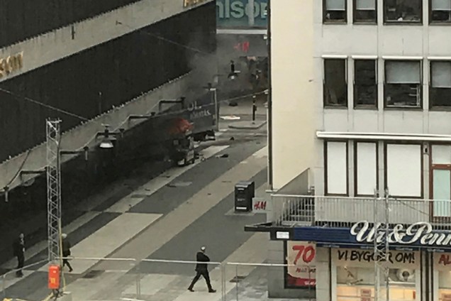 Caminhão bate e entra em loja de departamento em Estocolmo, na Suécia