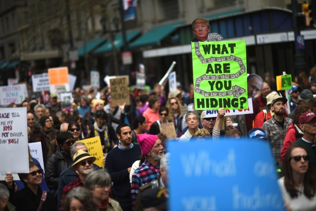 Manifestantes protestam contra Presidente dos Estados Unidos, Donald Trump, e sua decisão de esconder informações sobre impostos no país