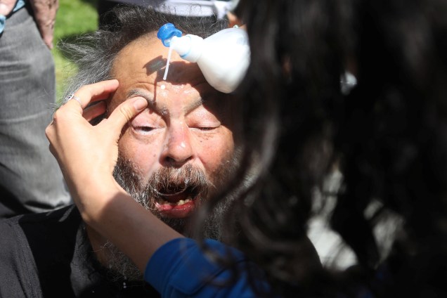 Manifestante que protestava contra Trump é atingido por spray de pimenta em confronto com a polícia, em Berkeley, na Califórnia