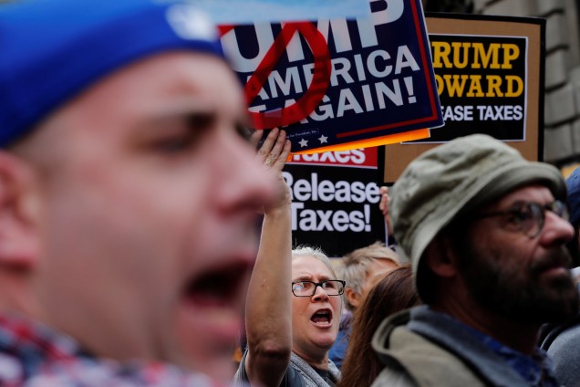 Manifestantes protestam contra Presidente dos Estados Unidos, Donald Trump, e sua decisão de esconder informações sobre seus impostos no país