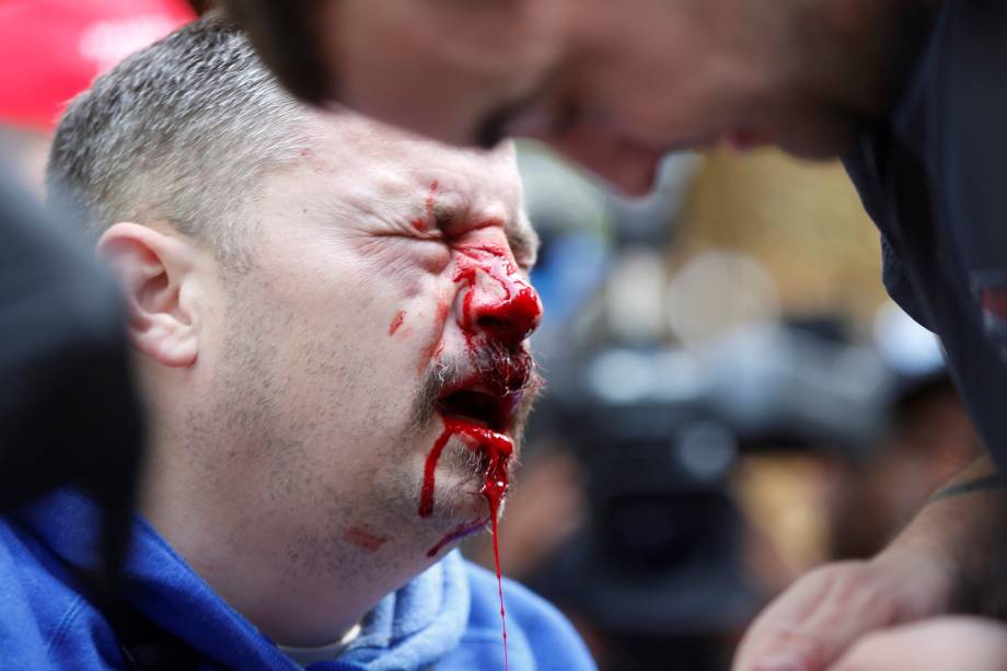 Manifestante que protestava a favor de Donald Trump é agredido por manifestantes que gritavam slogans a favor do Presidente, durante protestos em Berkeley, Califórnia