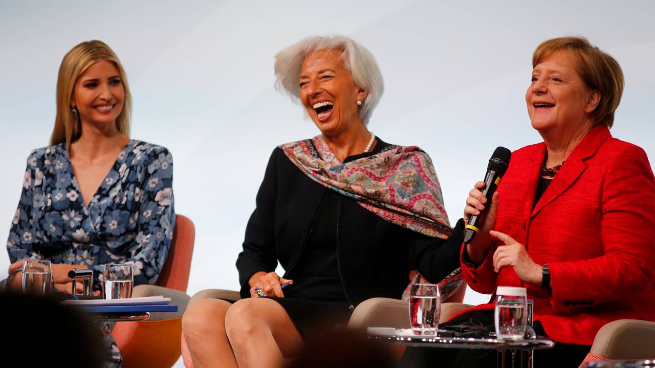 Ivanka Trump, filha de Donald Trump, ao lado da diretora do FMI Christine Lagarde e da chanceler alemã Angela Merkel, na cúpula das mulheres do G20 em Berlim