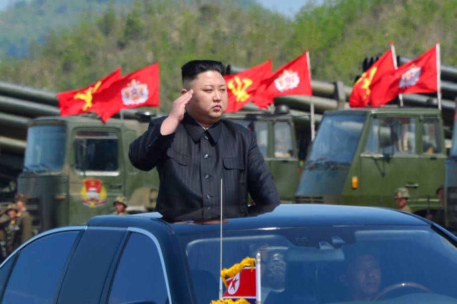 Kim Jong-un durante exercício militar na Coreia do Norte