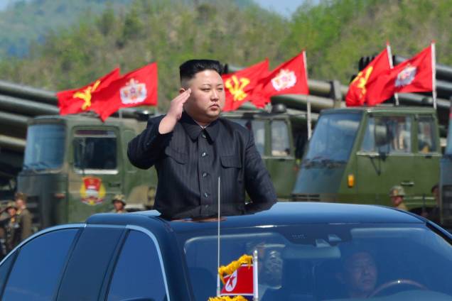 Kim Jong-un durante exercício militar na Coreia do Norte