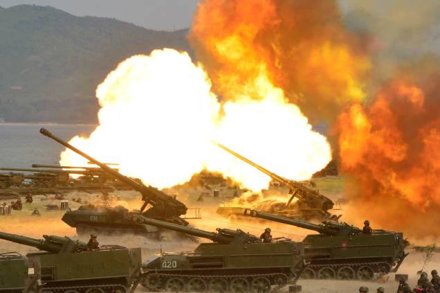 Foto divulgada pela agência de notícias oficial norte-coreana, a KCNA, do exercício militar realizado na última terça-feira (25/04/17)