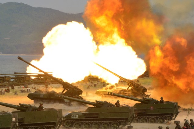 Foto divulgada pela agência de notícias oficial norte-coreana, a KCNA, do exercício militar realizado na última terça-feira -  25/04/17