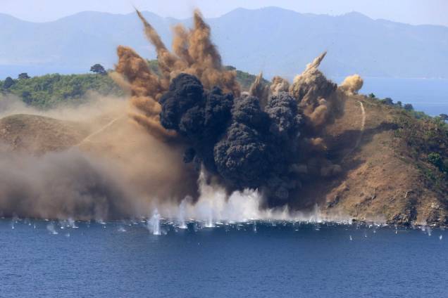 Exercício militar realizado pela Coreia do Norte para marcar o 85º aniversário do seu Exército Exercício militar realizado pela Coreia do Norte para marcar o 85º aniversário do seu Exército