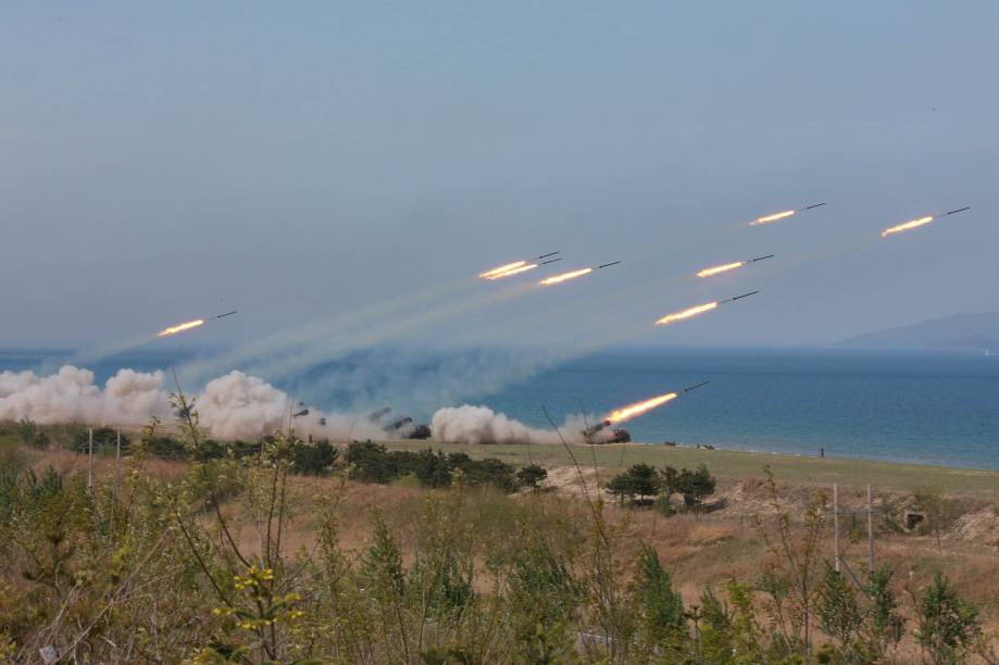 Foto divulgada pela agência de notícias oficial norte-coreana, a KCNA, do exercício militar realizado na última terça-feira (25/04/17)