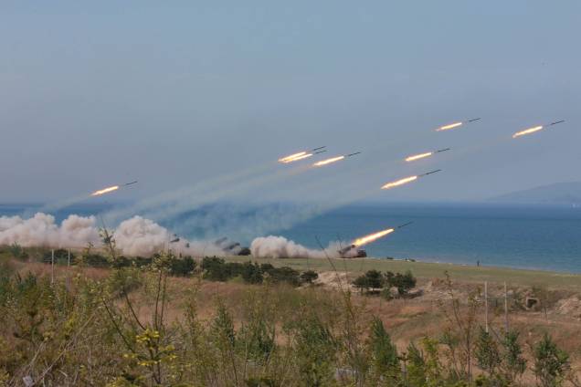 Foto divulgada pela agência de notícias oficial norte-coreana, a KCNA, do exercício militar realizado na última terça-feira (25/04/17) Foto divulgada pela agência de notícias oficial norte-coreana, a KCNA, do exercício militar realizado na última terça-feira (25/04/17)