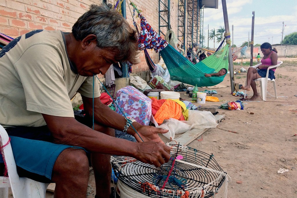 Imigrantes venezuelanos vivem em condições precárias em Boa Vista, no Brasil