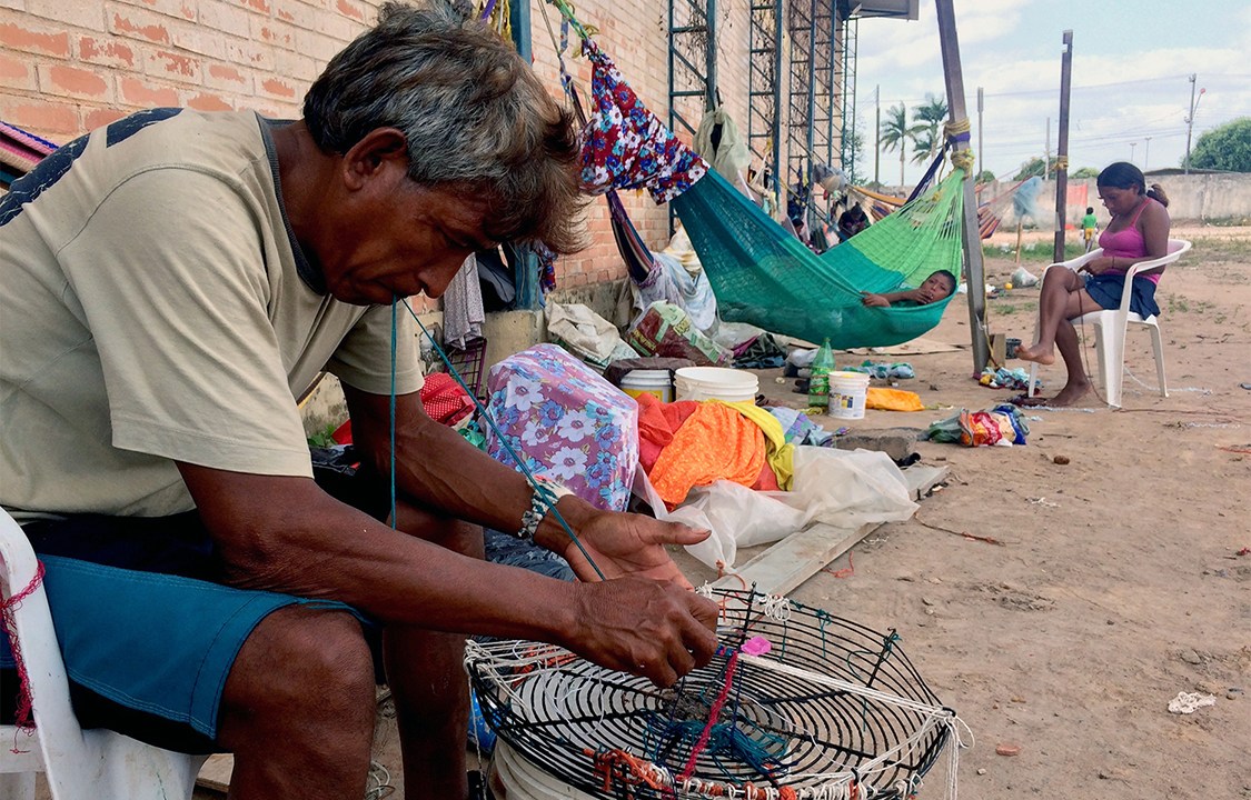 Imigrantes venezuelanos vivem em condições precárias em Boa Vista, no Brasil