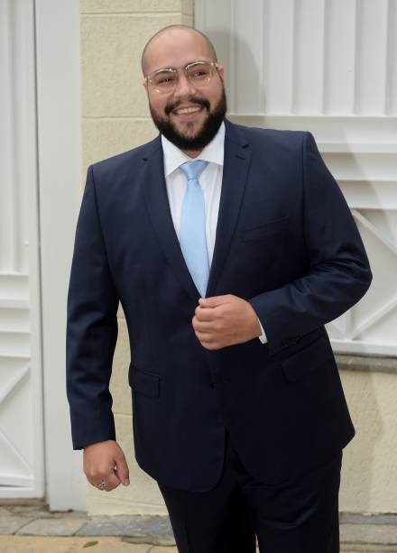 Tiago Abravanel chega para o casamento da prima Patricia Abravanel