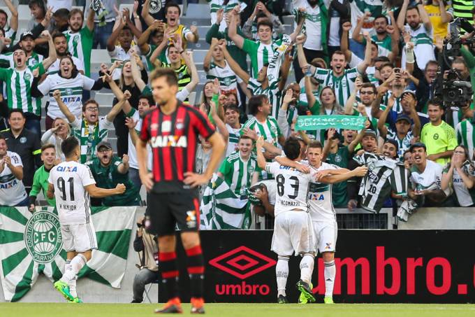 Jogadores do Coritiba comemoram gol sobre o Atlético-PR no primeiro jogo da final do Campeonato Paranaense, na Arena da Baixada