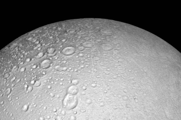 Pólo norte de lua gelada Enceladus de Saturno é visto em uma imagem da sonda Cassini da Nasa Pólo norte de lua gelada Enceladus de Saturno é visto em uma imagem da sonda Cassini da Nasa