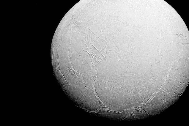Enceladus, a sexta maior lua de Saturno, em foto tirada pela sonda Cassini da Nasa