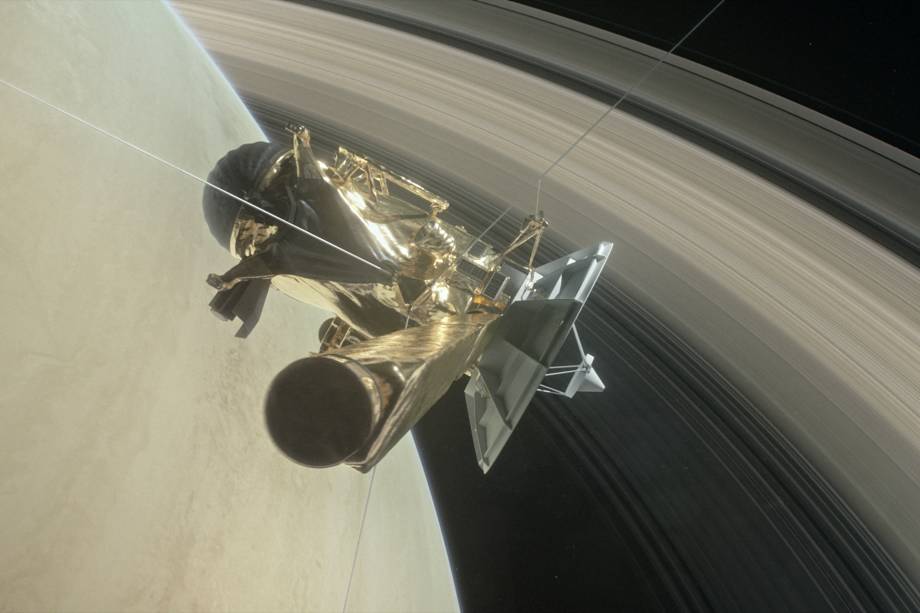 <p style="text-align:justify;">Após 13 anos explorando Saturno, seus anéis e suas luas, a sonda Cassini terminou sua missão com um mergulho histórico em direção à atmosfera do gigante gasoso em setembro. A nave foi responsável por algumas das descobertas científicas mais importantes do século XXI, como a existência de água líquida na superfície das luas Titã e Encélado – o que leva à possibilidade de encontrar vida fora da Terra.</p> <p style="text-align:justify;">Após 13 anos explorando Saturno, seus anéis e suas luas, a sonda Cassini terminou sua missão com um mergulho histórico em direção à atmosfera do gigante gasoso em setembro. A nave foi responsável por algumas das descobertas científicas mais importantes do século XXI, como a existência de água líquida na superfície das luas Titã e Encélado – o que leva à possibilidade de encontrar vida fora da Terra.</p>