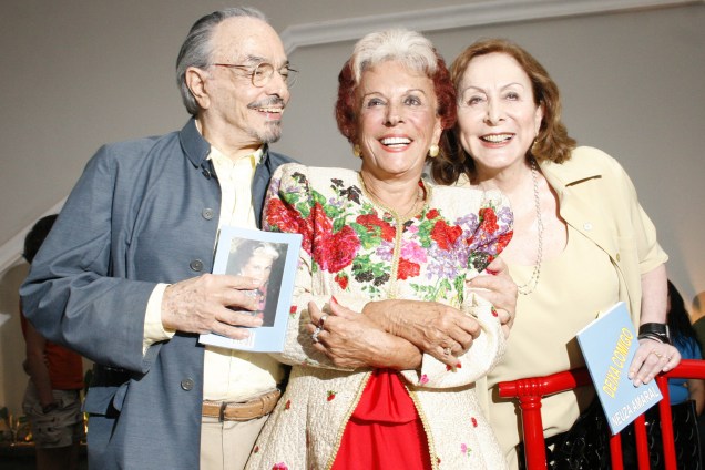 Aracy Balabanian e Edney Giovenazzi com Neuza Amaral, no lançamento de seu livro 'Deixa Comigo'