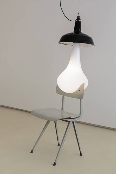 6. Pieke Bergmans. Lâmpada / cadeira (light bulb / chair). 2015. Vidro, led, friso. 84 X 43 X 40 CMS