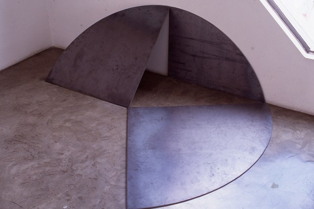 9. John Castles. Circular (Homenaje a Carlos Rojas). Acero. 78 x 220 x 167.5 cm. 1994