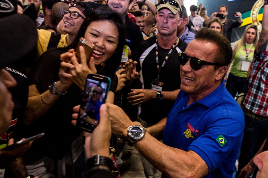 Arnold Schwarzenegger é cercado pelo público durante o evento Arnold Classic South America realizado no Transamérica Expo Center em São Paulo