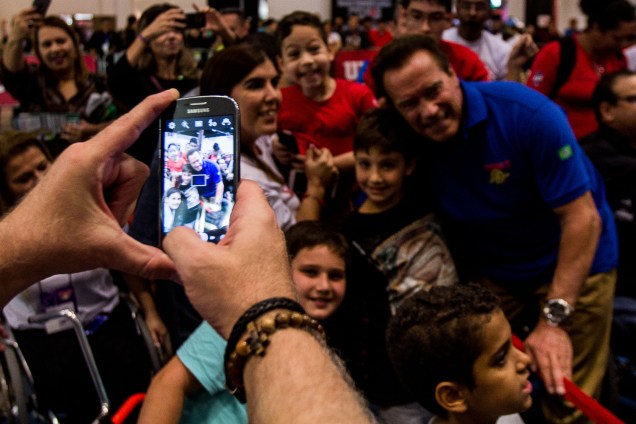 Arnold Schwarzenegger é cercado pelo público durante o evento Arnold Classic South America realizado no Transamérica Expo Center em São Paulo
