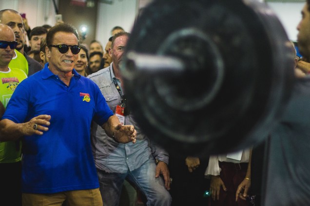 Arnold Schwarzenegger vibra com exibição de levantamento de peso