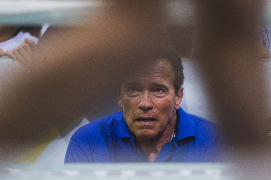 Arnold Schwarzenegger assiste uma exibição de Muay Thai durante o evento Arnold Classics South America em São Paulo