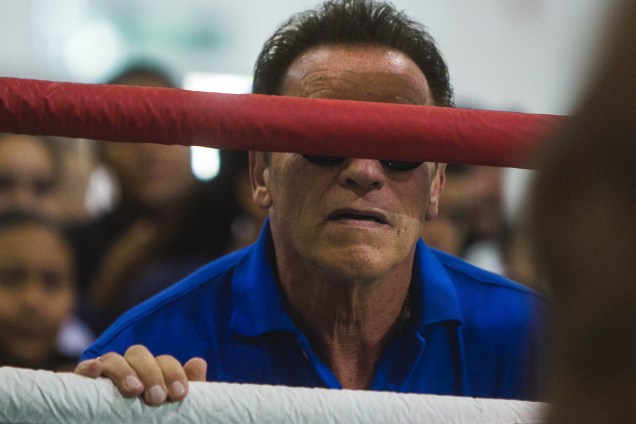Arnold Schwarzenegger assiste uma exibição de Muay Thai durante o evento Arnold Classic South America em São Paulo