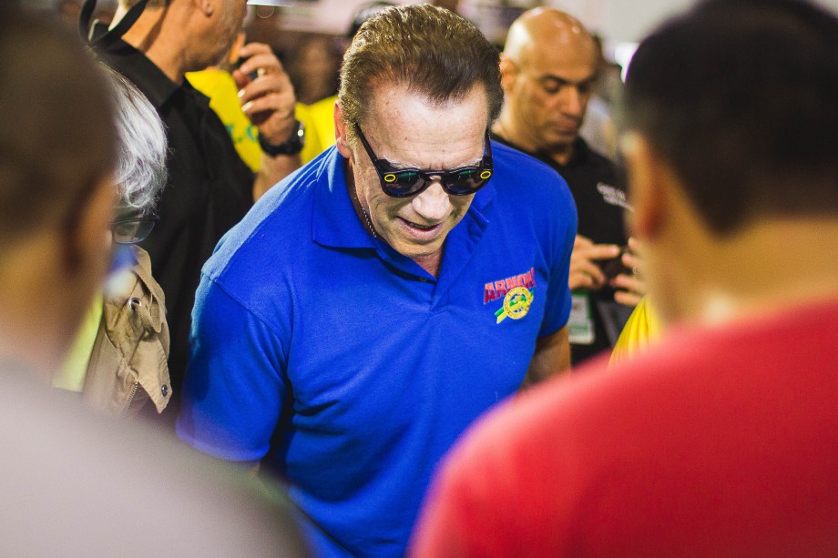 Arnold Schwarzenegger joga pembolim durante o evento Arnold Classic South America em São Paulo
