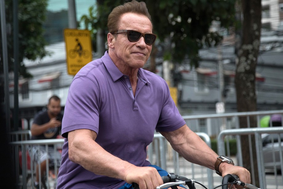 Arnold Schwarzenegger anda de bicicleta em São Paulo