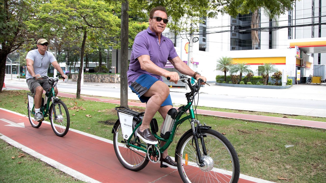 Arnold Schwarzenegger anda de bicicleta em São Paulo, SP - 23/04/2017