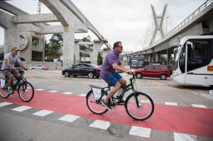 Arnold Schwarzenegger anda de bicicleta em São Paulo, SP - 23/04/2017