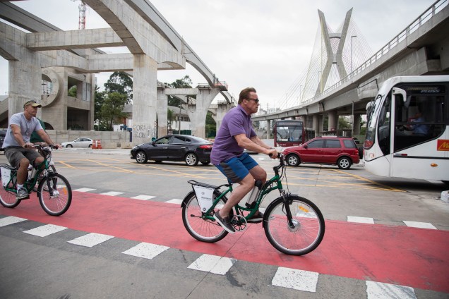 Arnold Schwarzenegger anda de bicicleta em São Paulo