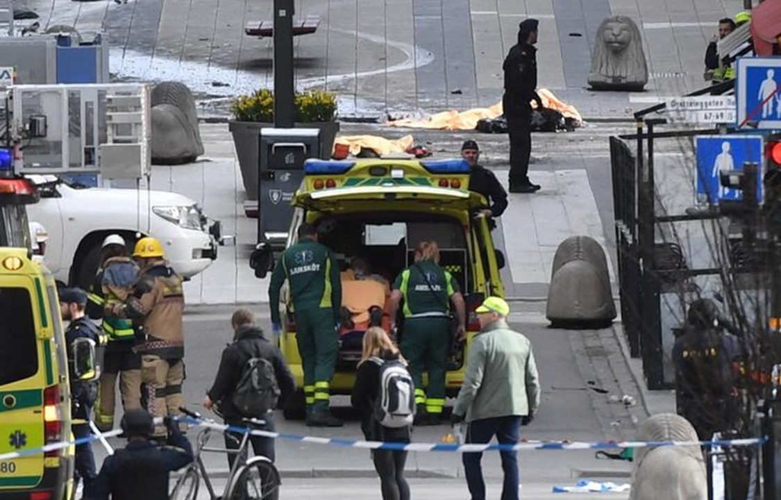 Pessoas foram mortas atropeladas por um caminhão que invadiu uma loja de departamento no centro de Estocolmo, na Suécia