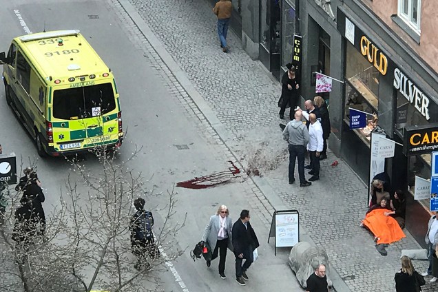 Quatro pessoas morreram após serem atropeladas por um caminhão que invadiu uma loja de departamento no centro de Estocolmo, na Suécia - 07/04/2017