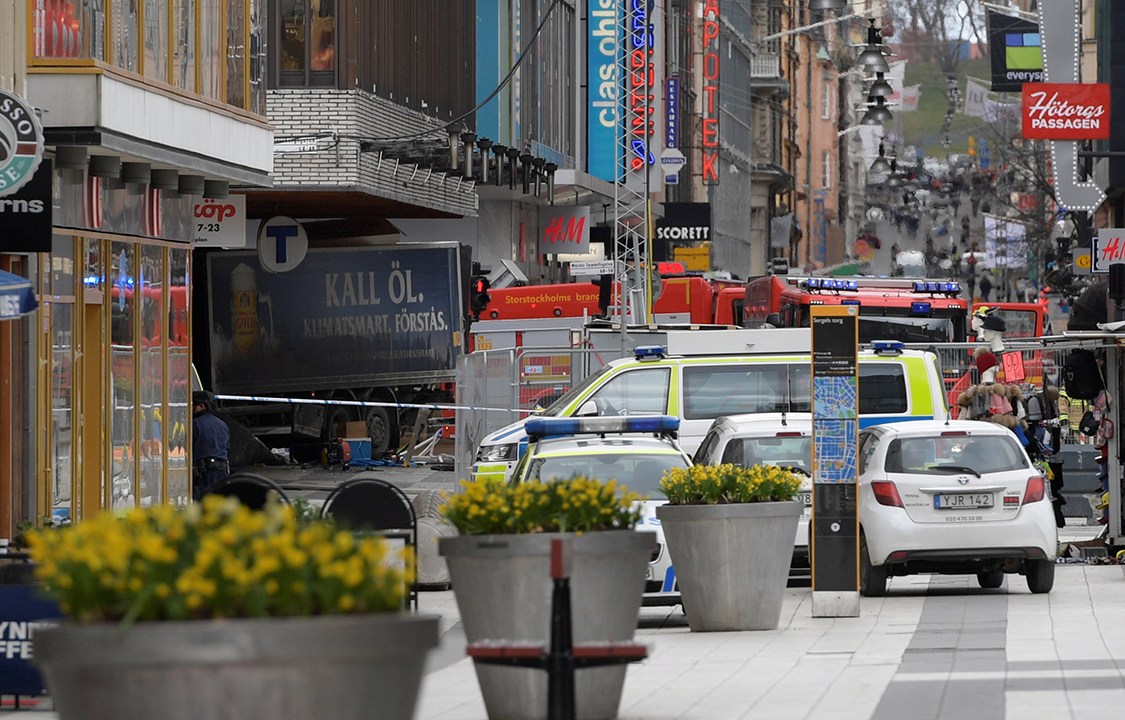 Pessoas foram mortas atropeladas por um caminhão que invadiu uma loja de departamento no centro de Estocolmo, na Suécia