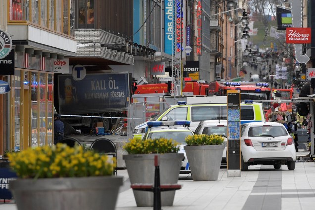 Pessoas foram mortas atropeladas por um caminhão que invadiu uma loja de departamento no centro de Estocolmo, na Suécia - 07/04/2017