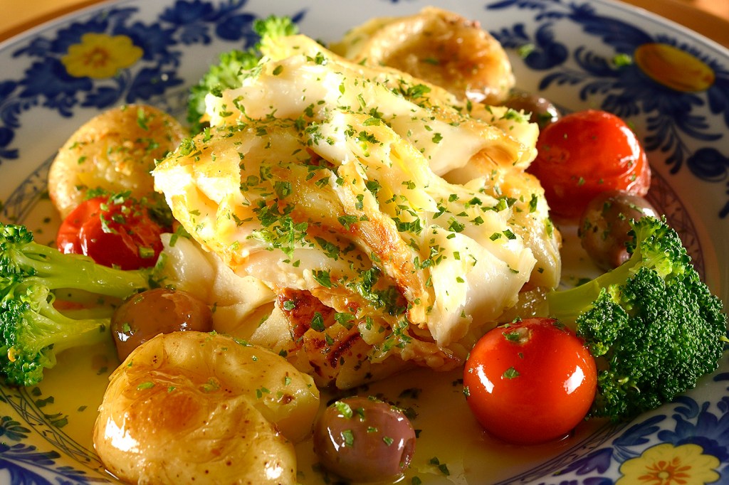 Bacalhau com batatas e brócolis