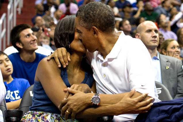 A tradicional "Kiss Cam" nos jogos esportivos americanos pegou o então presidente Barack Obama e a primeira-dama Michelle durante uma partida de basquete entre Estados Unidos e Brasil no Verizon Center em Washington, D.C. - 16/06/2012