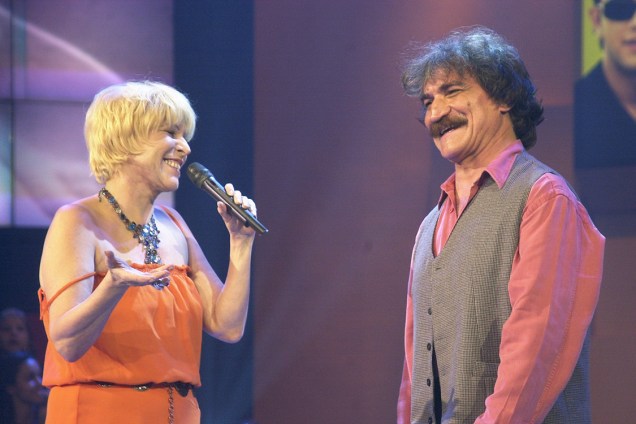 Vanuza e Belchior cantam juntos no programa 'Jovens Tardes', da TV Globo, em 2002